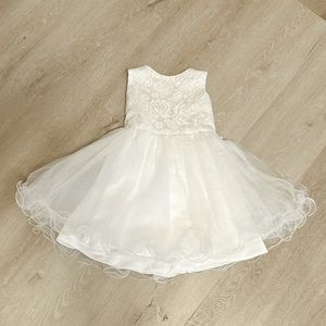White flower girl dress with bow in the back size 3T excellent condition